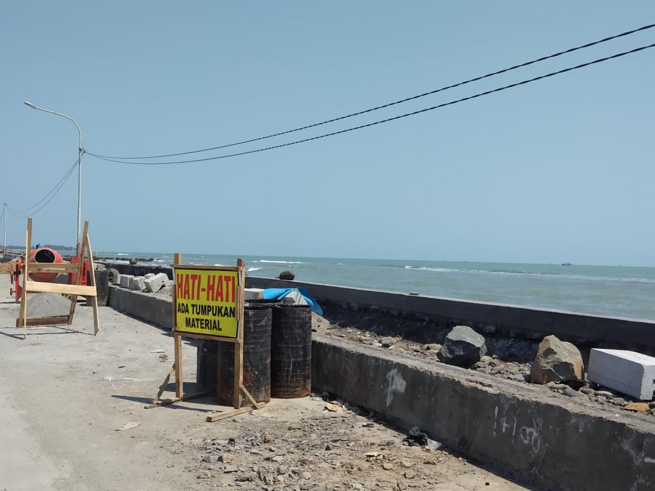 Pemkot Perbaiki Parapet Sepanjang Pantai Sari