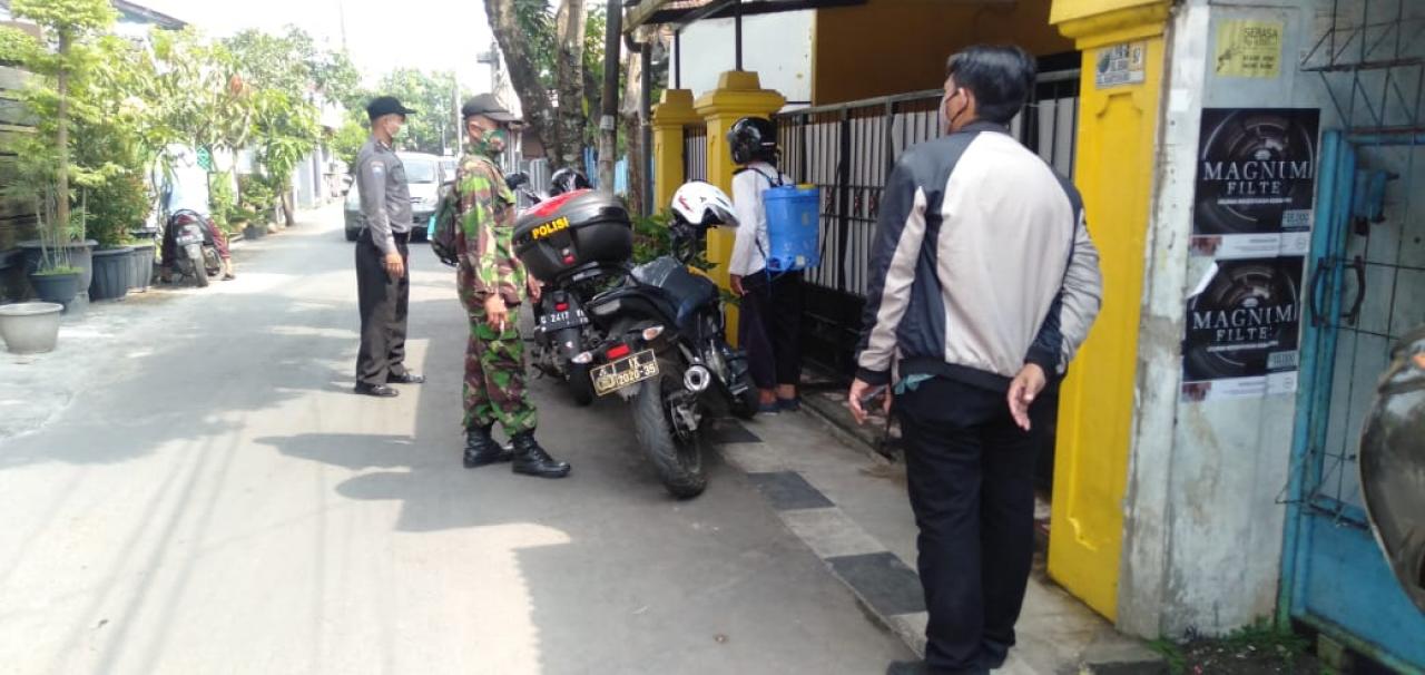 Gotong Royong Warga Bantu Keluarga Isoman