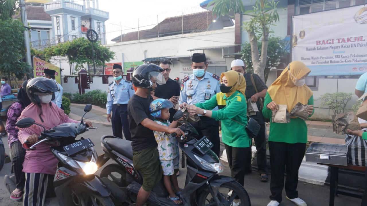 Ramadhan Berbagi Pegawai Dan Dwp Rutan Turun Ke Jalan Bagikan Ratusan