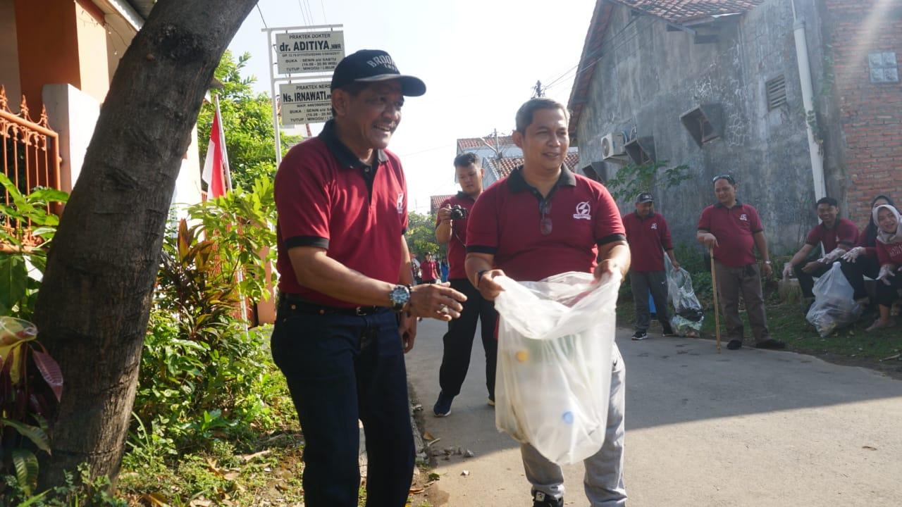 Patut Ditiru DPMPTSP Gerak Jalan Sehat Sembari Pungut Sampah