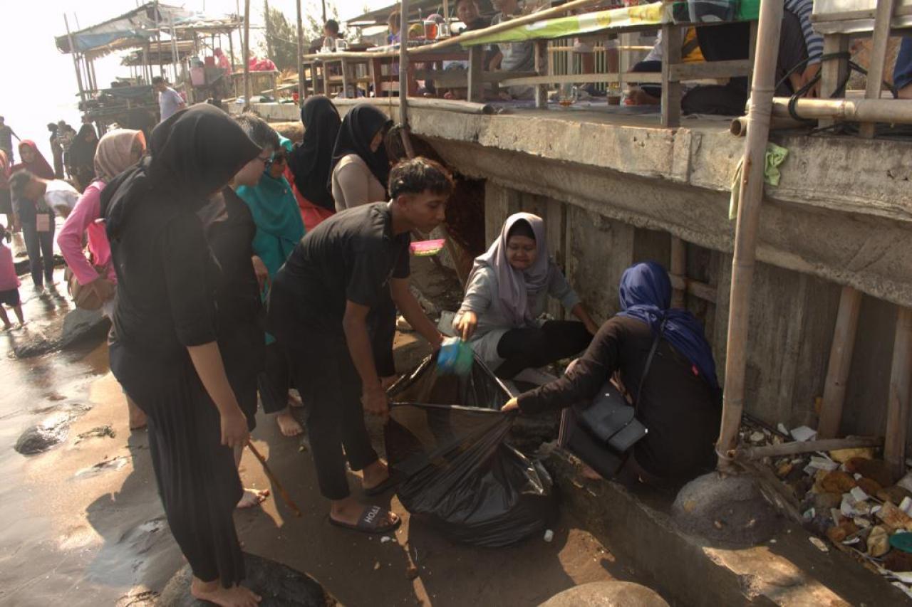 Peduli Lingkungan, SKB Gelar Aksi Bersih Pantai