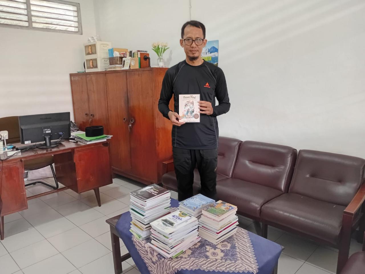 Tingkatkan Literasi WBP, Rutan Pekalongan Terima 100 Buku dari Perpusnas RI